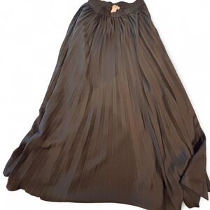 H & M black pleated maxi skirt #maxiskirt Super soft and stylish